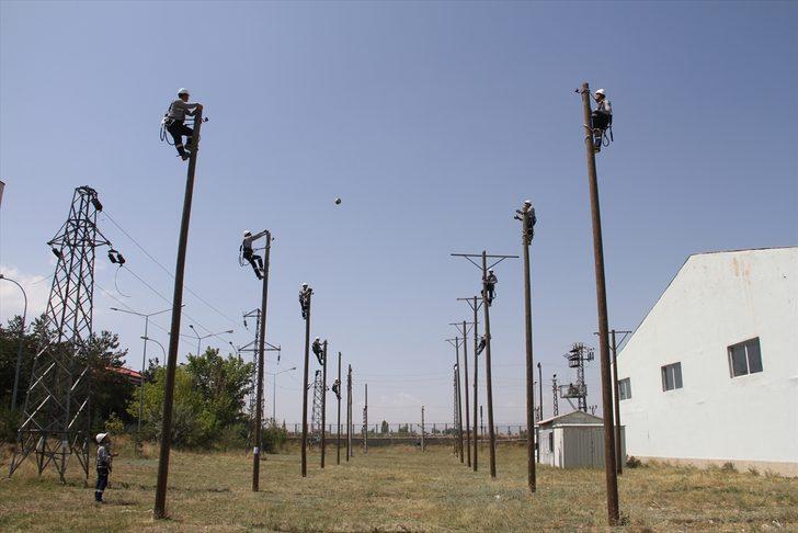 Doğu'daki elektrik arıza ekipleri yükseklik korkusunu 12 metrelik direklerde voleybol oynayarak yeniyor G2