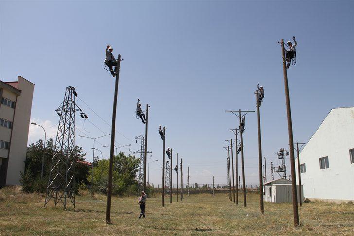 Doğu'daki elektrik arıza ekipleri yükseklik korkusunu 12 metrelik direklerde voleybol oynayarak yeniyor G3