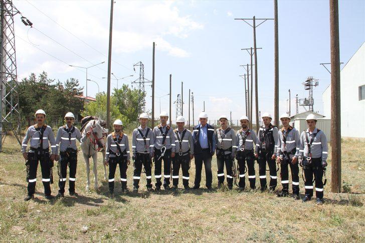Doğu'daki elektrik arıza ekipleri yükseklik korkusunu 12 metrelik direklerde voleybol oynayarak yeniyor G5
