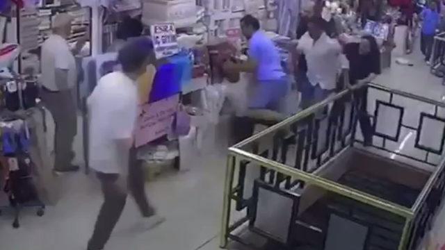 Avcılar’da karısını döven esnafa, diğer esnaflardan tekme tokat dayak kamerada