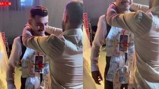 Düğünde damada 11 bin TL'lik cep telefonu taktı! Ben jant ya da lastik bekliyordum