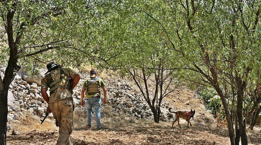 Eşini &uuml;z&uuml;m bağına g&ouml;t&uuml;r&uuml;p katletmişti! Cani koca &ouml;l&uuml; bulundu