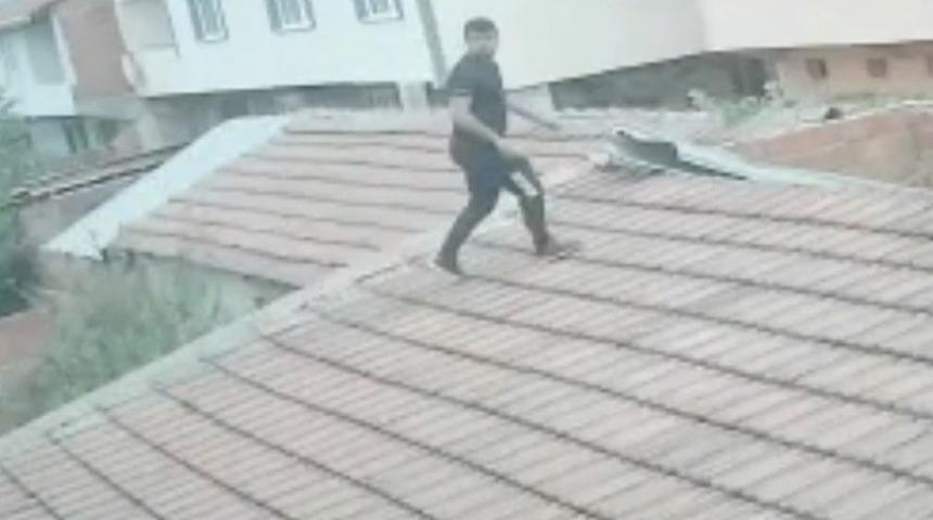 Çatıdan eve girerek husumetlisi ve eşini darp etti
