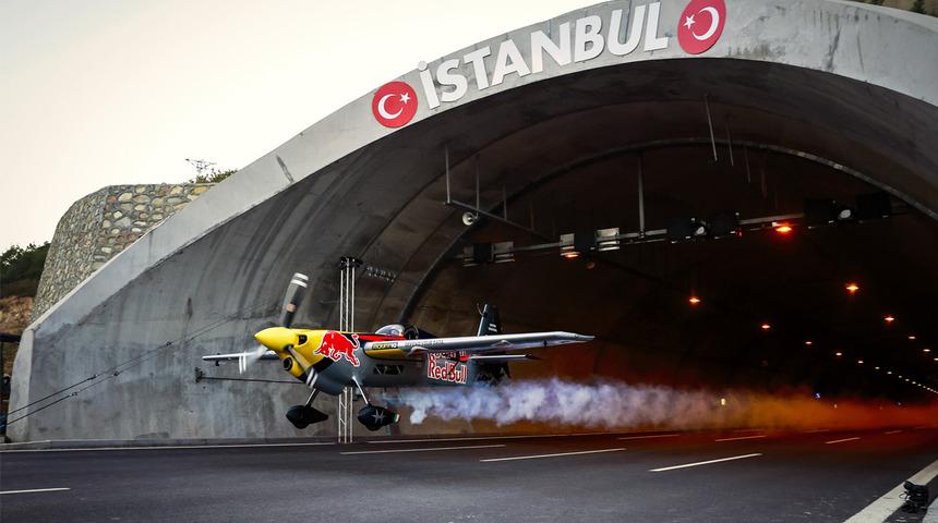 Dünyada bir ilk! Dario Costa, uçağıyla Çatalca’daki tünelden geçti