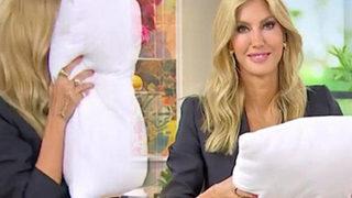 Çağla Şıkel'in canlı yayında ilginç anları! Ağzına yastığı kapatıp...