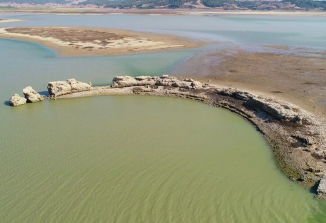 Kuraklık nedeniyle sular &ccedil;ekildi, Agusta Antik Kenti g&uuml;n y&uuml;z&uuml;ne &ccedil;ıktı 
