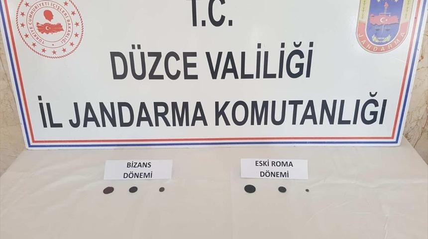 Düzce'de Roma dönemine ait bakır ve bronz sikkeler ele geçirildi