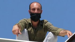 7 saat uğraştılar! Karantinadaki eşiyle kavga edip çatıya çıktı
