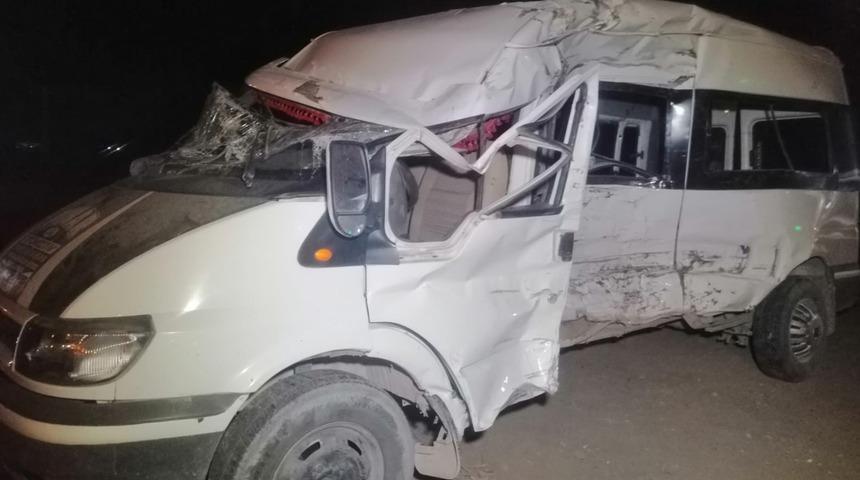 Kayseri'de feci kaza! Tarım iş&ccedil;ilerini taşıyan minib&uuml;s ile TIR &ccedil;arpıştı: 5&rsquo;i ağır 19 yaralı