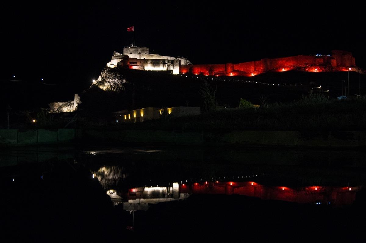 Kars Kalesi "kas hastası" &ccedil;ocuklara dikkat &ccedil;ekmek i&ccedil;in kırmızı renkte aydınlatıldı
