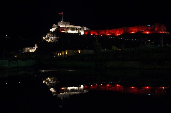 Kars Kalesi "kas hastası" çocuklara dikkat çekmek için kırmızı renkte aydınlatıldı G1