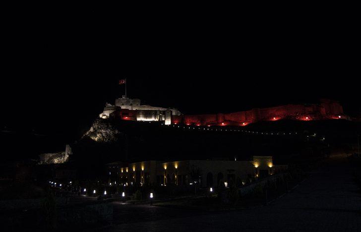 Kars Kalesi "kas hastası" çocuklara dikkat çekmek için kırmızı renkte aydınlatıldı G2