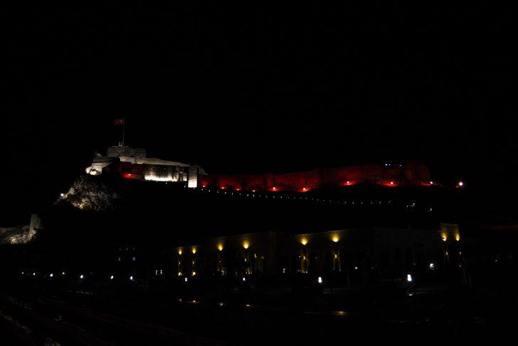 Kars Kalesi "kas hastası" çocuklara dikkat çekmek için kırmızı renkte aydınlatıldı G3