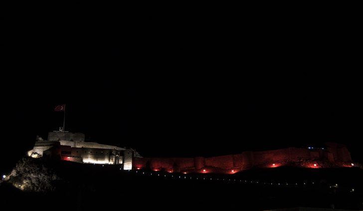 Kars Kalesi "kas hastası" çocuklara dikkat çekmek için kırmızı renkte aydınlatıldı G4