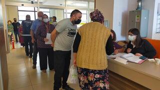 Aşı ve PCR testi kararının ardından hastaneye akın ettiler