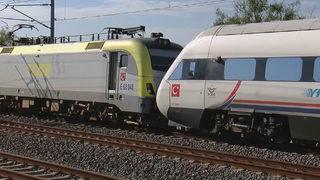 İstanbul'da faciadan dönüldü! İki tren kafa kafaya geldi