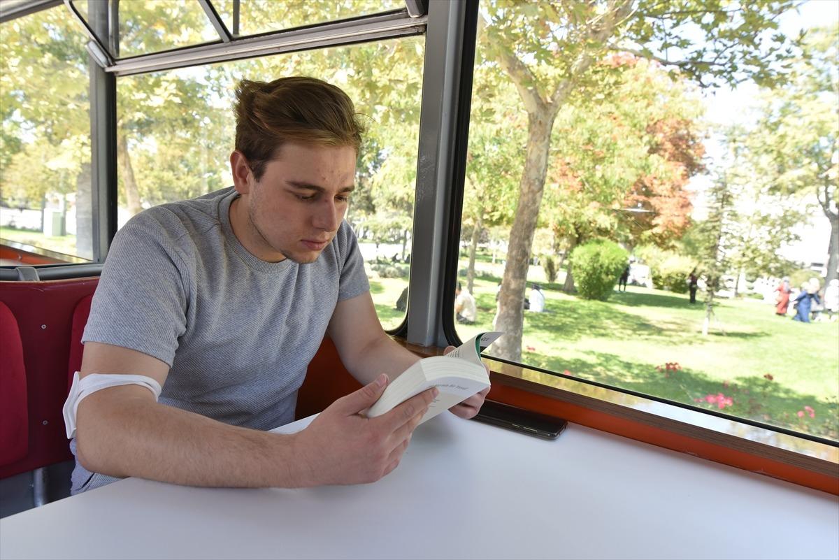 Konya'da tramvaylarda yolculara kitap dağıtıldı