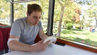 Konya'da tramvaylarda yolculara kitap dağıtıldı