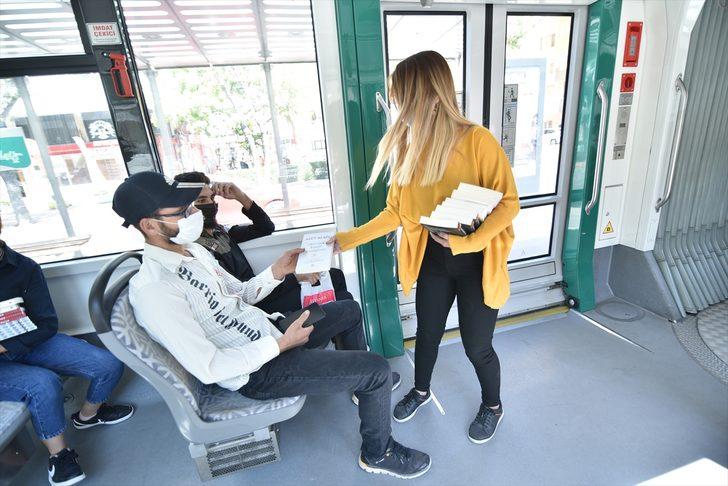 Konya'da tramvaylarda yolculara kitap dağıtıldı G3