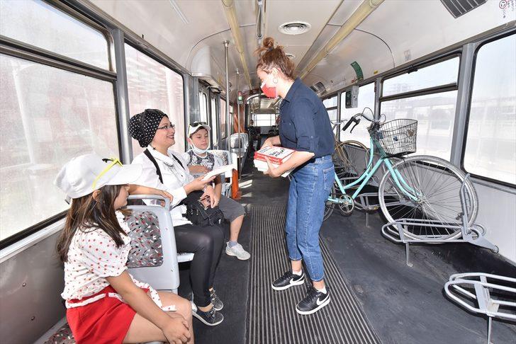 Konya'da tramvaylarda yolculara kitap dağıtıldı G4
