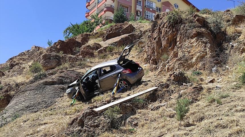 Ankara'da şarampole yuvarlanan otomobildeki 1 kişi öldü, 1 kişi yaralandı