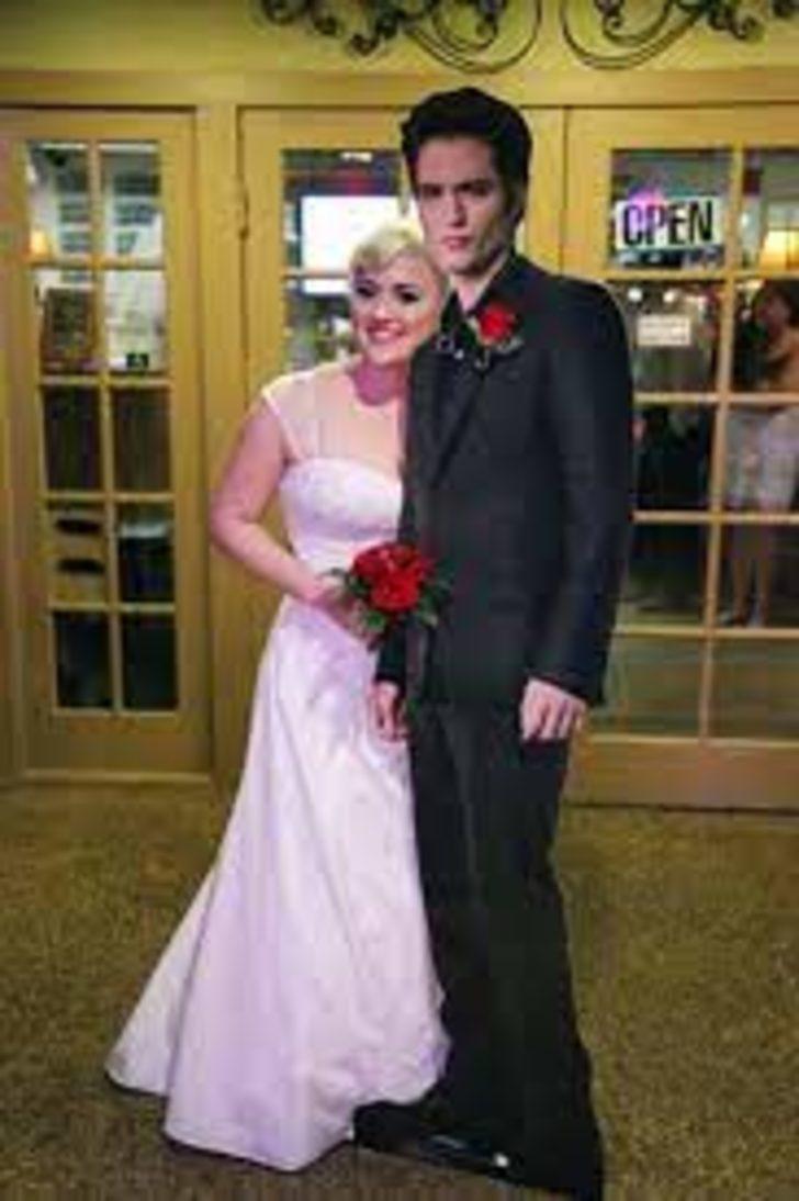 Aşık oldukları ünlülerin kartonlarıyla evlenen insanlar herkesi şaşırttı G2