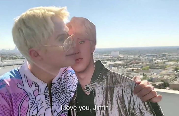 Aşık oldukları ünlülerin kartonlarıyla evlenen insanlar herkesi şaşırttı G4