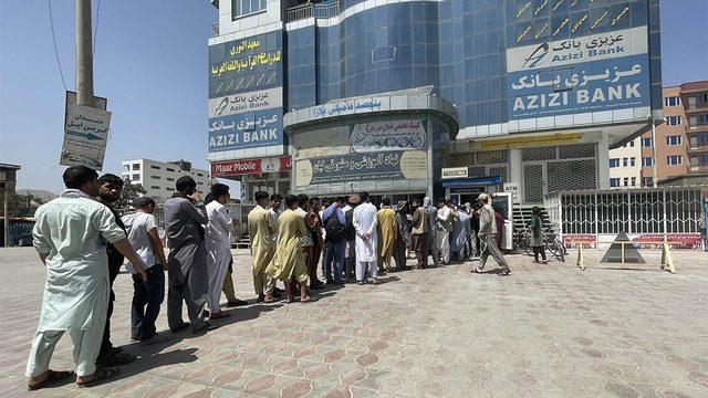 Afgan halkı, Kabil'deki Azizi Bankası önünde kuyruklar oluşturdu. 15 Ağustos 2021