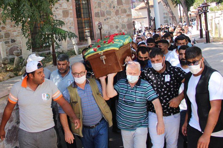İzmir'de traktörün römorkundan düşerek ölen belediye işçisi defnedildi G3