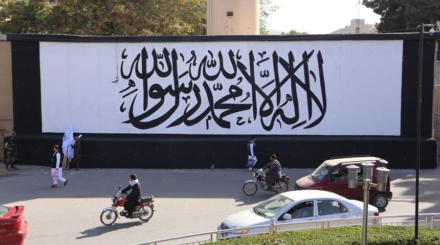 ABD'nin terk ettiği Kabil'deki büyükelçilik binasında Taliban bayrağı