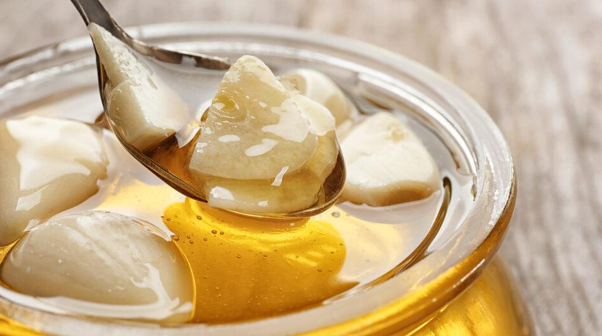 Aç karnına yenildiğinde mucizeler yaratıyor! Her gün bir kaşık sarımsaklı bal yerseniz sonuca inanamayacaksınız