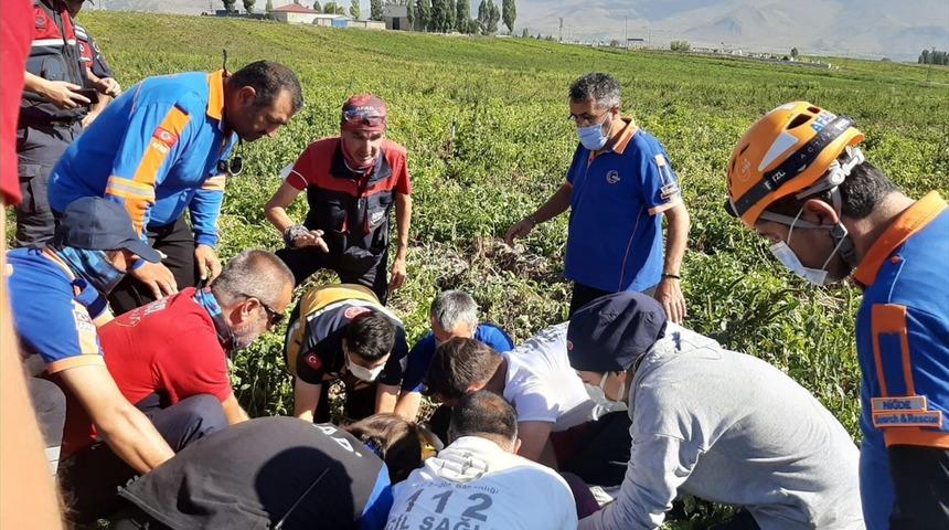 Niğde'de patates tarlasına düşen paraşütçü hastaneye kaldırıldı