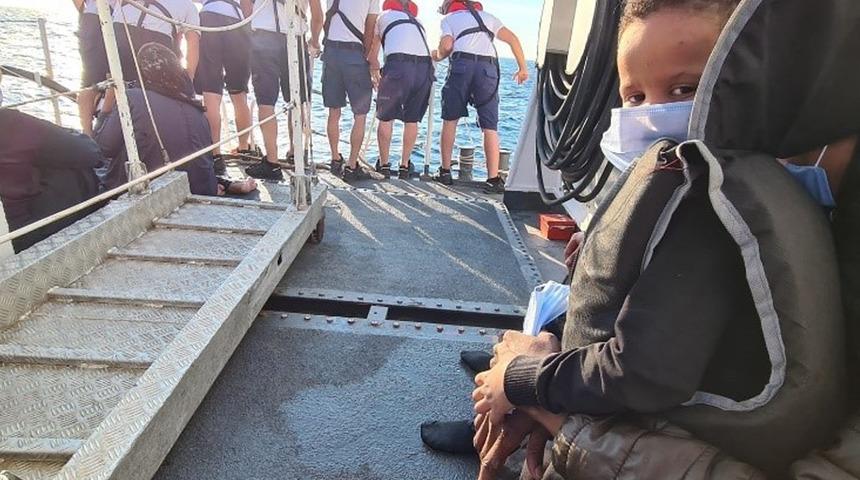 Kuşadası’nda 30 düzensiz göçmen kurtarıldı