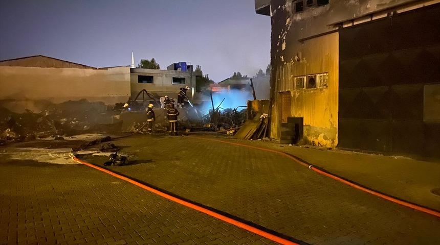 Kahramanmaraş'ta tekstil fabrikasında &ccedil;ıkan yangın s&ouml;nd&uuml;r&uuml;ld&uuml;