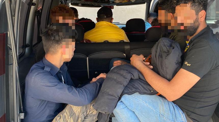 Polisin durdurduğu hafif ticari araçta 8 kaçak göçmen yakalandı