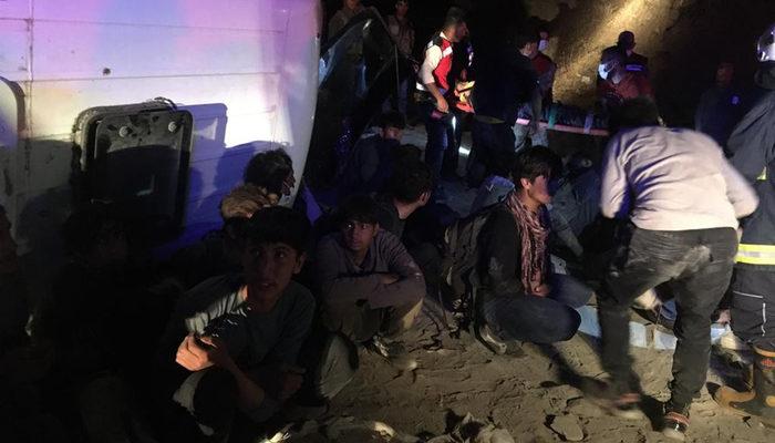 Can pazarı! Van'da kaçak mülteci taşıyan minibüs devrildi: 3'ü ağır, 9 yaralı