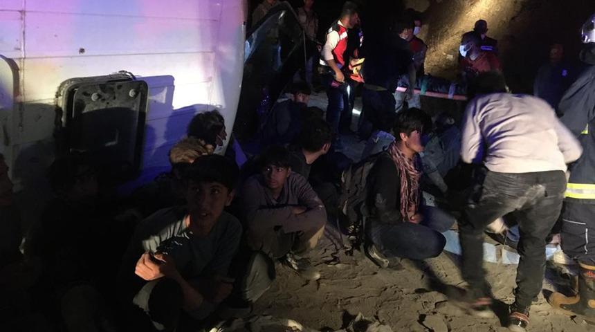 Can pazarı! Van'da kaçak mülteci taşıyan minibüs devrildi: 3'ü ağır, 9 yaralı