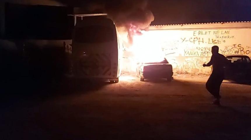 Otomobili yakıp tamponundan çekerek alevlerden kurtarmaya çalıştı