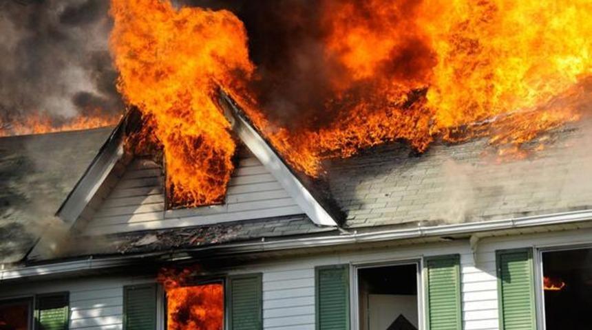 Bebeğini önce boğdu sonra yangın çıkardı