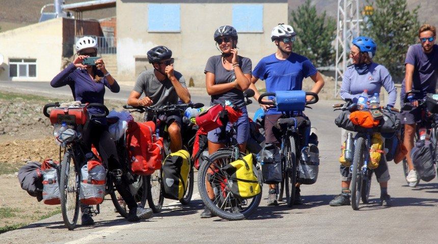 10 bin kilometre pedal çeviren Fransız gezginlerin dünya turunda sıra Türkiye’ye geldi