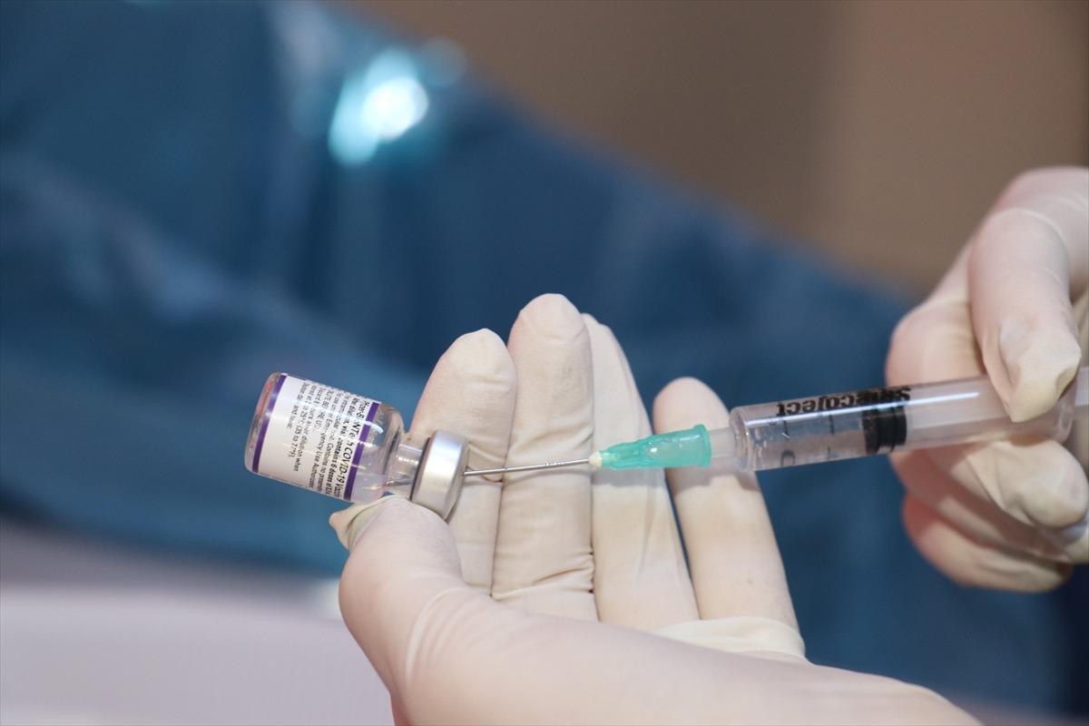 Sağlık ekiplerinin &ccedil;alışmalarıyla "mavi" kategoriye ge&ccedil;en Sakarya'da hedef tam aşılama