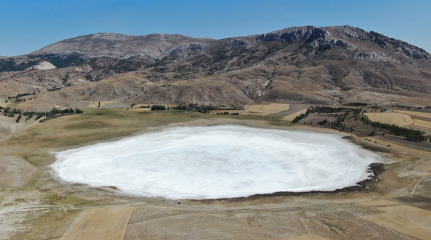 Sivas’ta bulunan Kellah Gölü kurudu! Ortaya kış manzaralarını aratmayacak bir görüntü çıktı