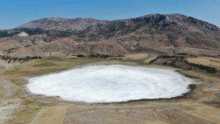 Sivas’ta bulunan Kellah Gölü kurudu! Ortaya kış manzaralarını aratmayacak bir görüntü çıktı