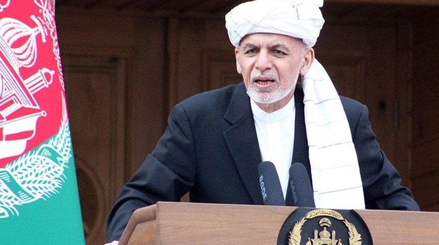 Afganistan'dan kaçan Eşref Gani halkından özür diledi