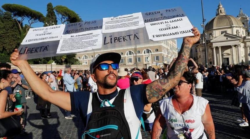 Covid: İtalya'da şiddet eylemi planladıkları şüphesiyle birçok kentte aşı ve sertifika karşıtlarına operasyon düzenlendi