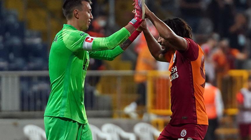 Cimbom'da Muslera kulübeye çekiliyor