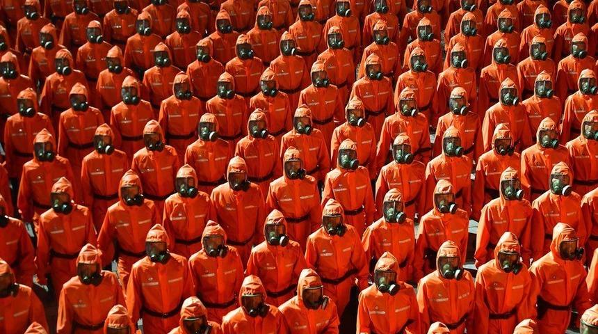 Kuzey Kore'de koruyucu giysiler ve gaz maskeleriyle askeri ge&ccedil;it t&ouml;reni