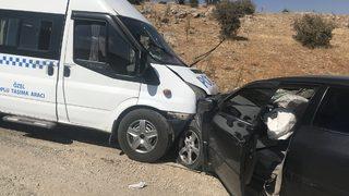 Malatya'da yolcu minibüsü ile otomobilin çarpışması sonucu 11 kişi yaralandı
