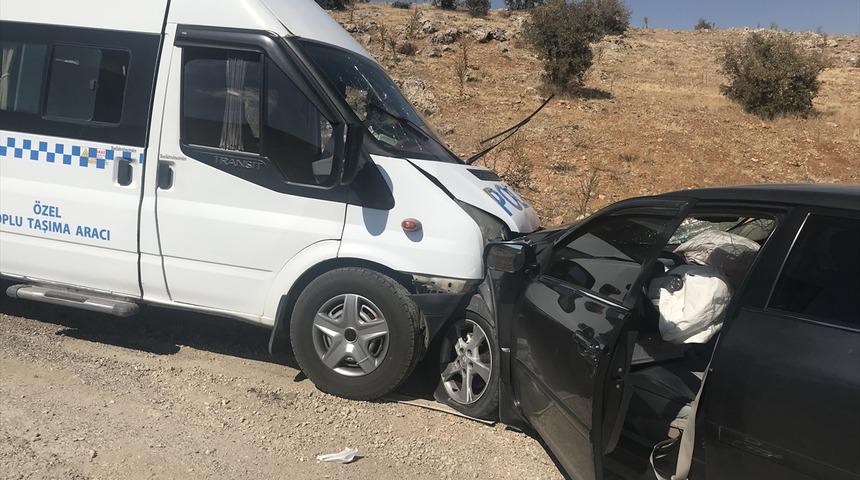 Malatya'da yolcu minibüsü ile otomobilin çarpışması sonucu 11 kişi yaralandı