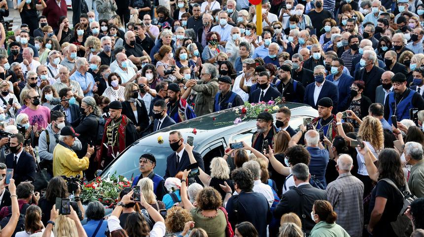 Yunan besteci Mikis Theodorakis’e veda! Binlerce kişi sokağa döküldü, gözyaşlarıyla uğurladılar